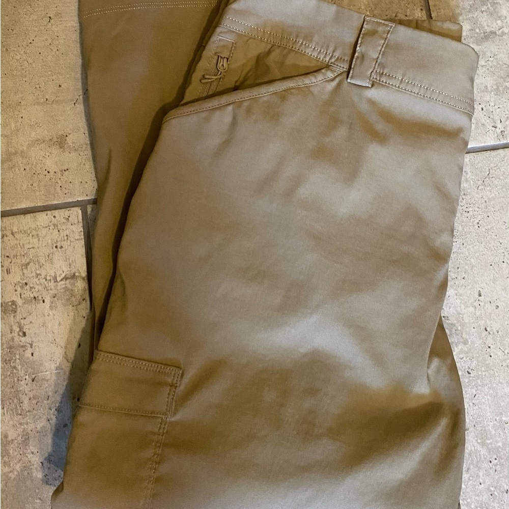 Duluth Trading cropped pants